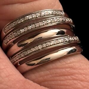 Elegant Silver Band Ring with Natural Diamonds